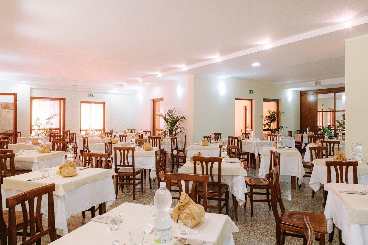 Baia Delle Mimose Aparthotel บาเดซี ภายนอก รูปภาพ