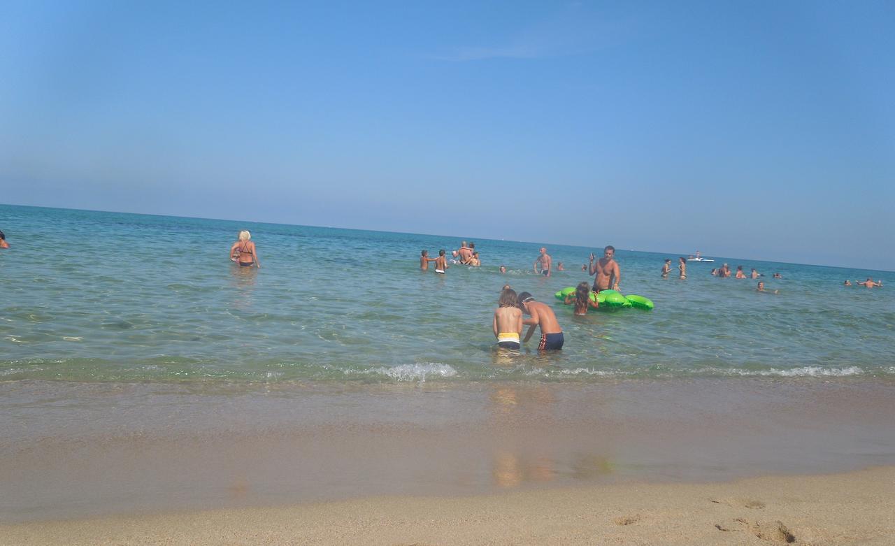 Baia Delle Mimose Aparthotel บาเดซี ภายนอก รูปภาพ