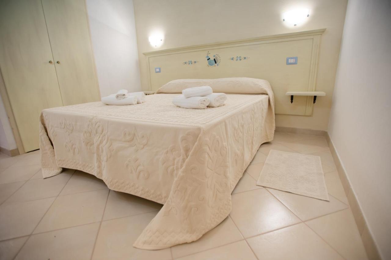 Baia Delle Mimose Aparthotel บาเดซี ภายนอก รูปภาพ