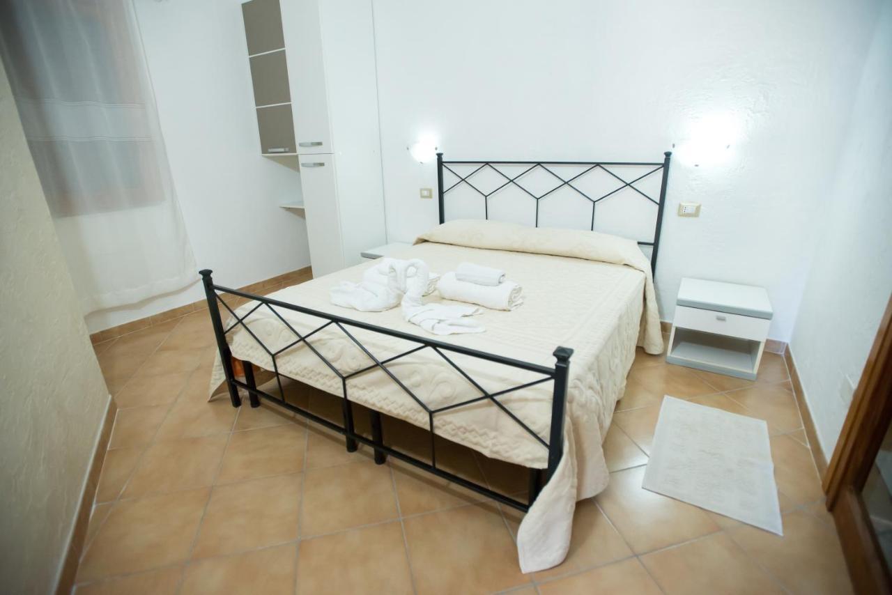 Baia Delle Mimose Aparthotel บาเดซี ภายนอก รูปภาพ